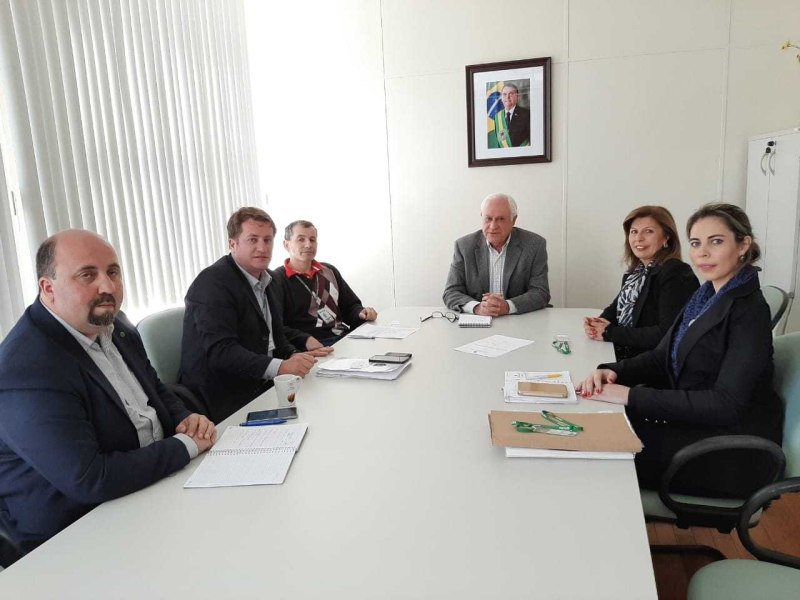 No Incra, em Porto Alegre, equipe avança por títulos de assentados santa-barbarenses 